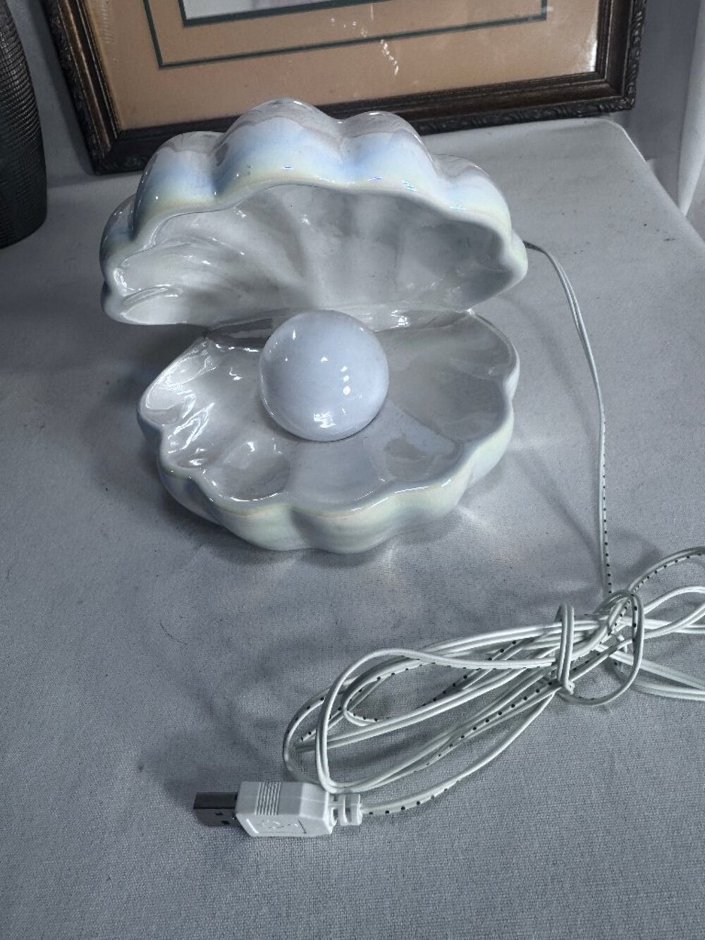 Ceramic shell pearl lamp that serves as a nightlight and an accessory dish